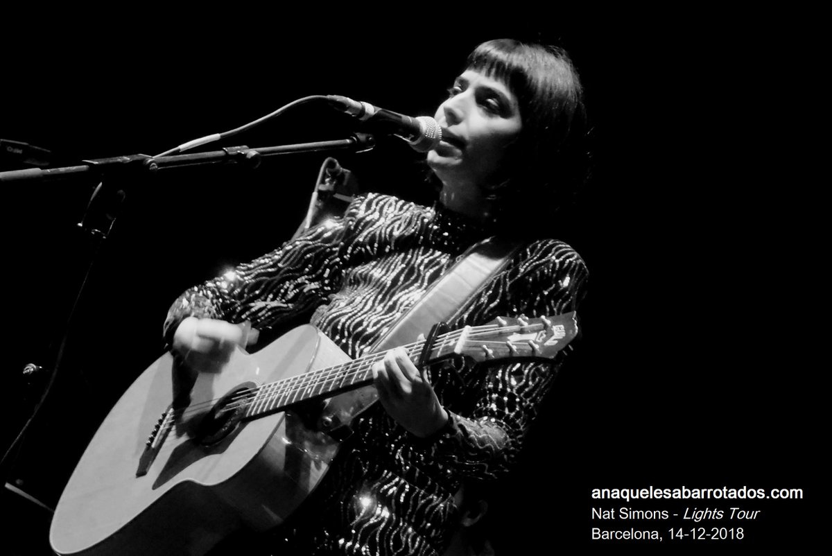 AnaquelesStitch's tweet photo. Nat Simons y su banda acogieron con su luminoso, enérgico, sensual y evocador sonido al público que, una última (y mágica) noche en Barcelona ciudad, disfrutó del maravilloso cruce de caminos que ha unido la gira "#40AñosDeRnRollActitud" de #Loquillo y el "#LightsTour" de Nat... https://t.co/ET5wjDjPwW
