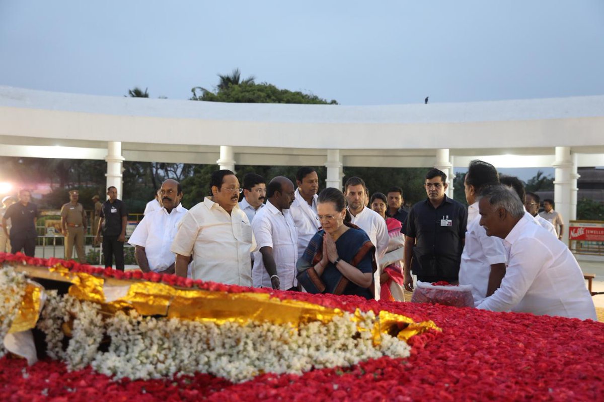 INCIndia's tweet photo. UPA Chairperson Smt Sonia Gandhi and Congress President @RahulGandhi pay their respects to former Chief Minister M Karunanidhi at the Kalaignar Karunanidhi Memorial, Marina Beach, Chennai https://t.co/ba2eSPT3JX