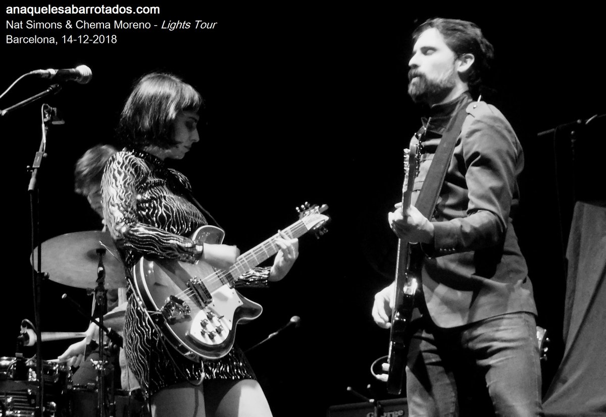 AnaquelesStitch's tweet photo. Nat Simons y su banda acogieron con su luminoso, enérgico, sensual y evocador sonido al público que, una última (y mágica) noche en Barcelona ciudad, disfrutó del maravilloso cruce de caminos que ha unido la gira "#40AñosDeRnRollActitud" de #Loquillo y el "#LightsTour" de Nat... https://t.co/ET5wjDjPwW