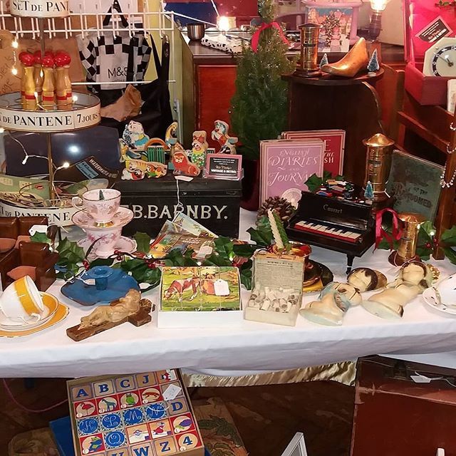 After such a busy market day yesterday we are open and ready and waiting for you down here @woodstreetindoormarket 
I'm open until about 3pm as we are off to Essex to visit my parents but the market is open until 5pm.

#sundaymarkete17
#sundayvintagemark… ift.tt/2rCypcz