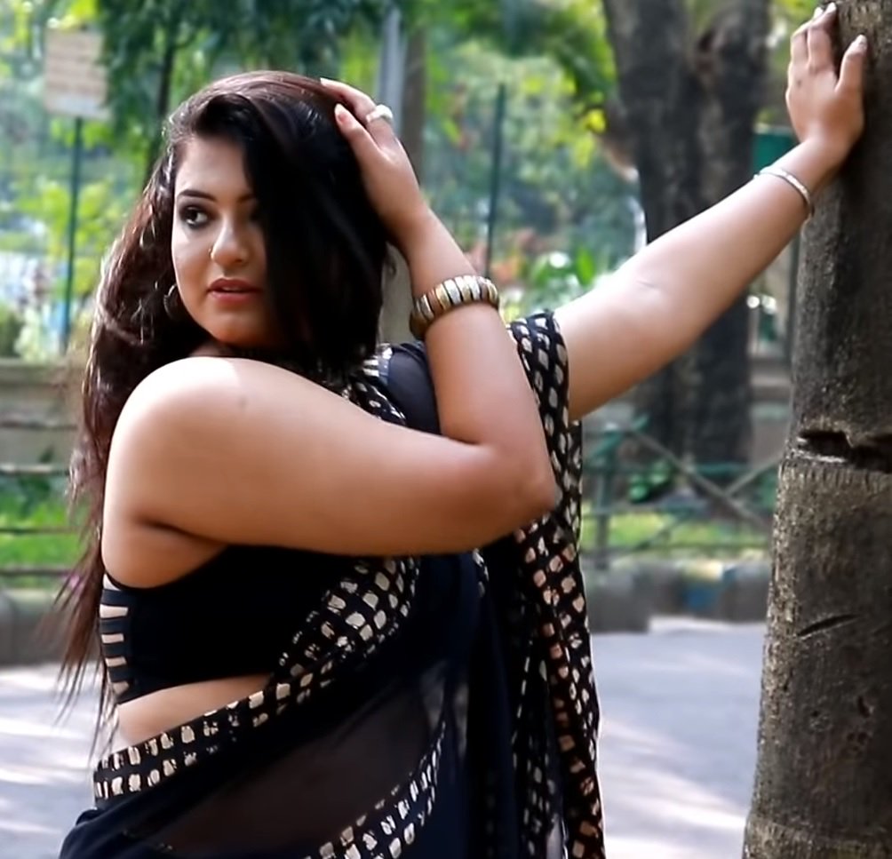 Rohit_swag's tweet photo. #Sneha #Saree #SareeSwag #SareeLove #SareeGirl #Black #BlackSaree #Back #HotBack #Sexy #SexyBack #Curve #Backless #Bra #BlackBra #ShowBra #Sleeveless #Damn #Sexo #Hot #Chubby #chubbywomen #Cleavage #photoshoot #Awesome #EyesOnYou #bhabi #bhabhijigharparhai #HotBhabhi #Bong 😍😍😍 https://t.co/5DnMU0TgGP