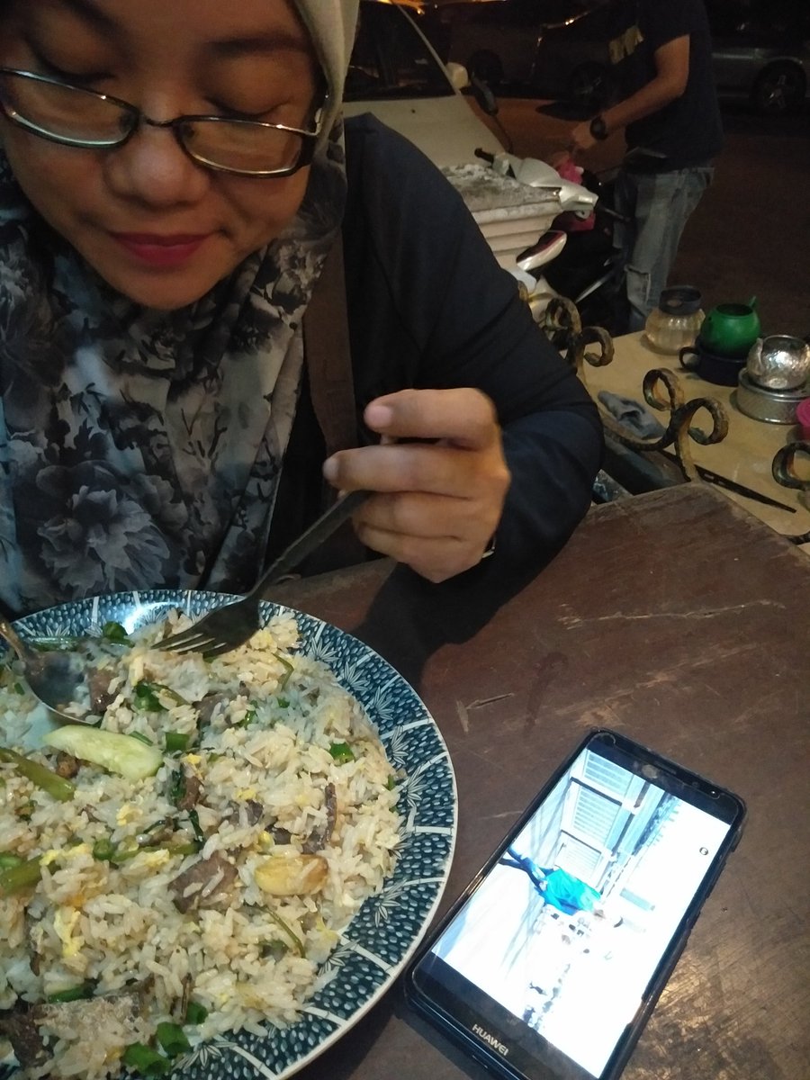ezian270's tweet photo. Minat betul ibu aku ni dgn zara zya. Makan dekat kedai pun still nak dga lagu beliau. Zara zya ibu kita minat giloss dengan awak ! @zarazyaofficial 

#tiadadendam https://t.co/CYsKN3jpQs