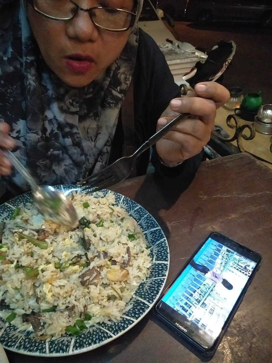 ezian270's tweet photo. Minat betul ibu aku ni dgn zara zya. Makan dekat kedai pun still nak dga lagu beliau. Zara zya ibu kita minat giloss dengan awak ! @zarazyaofficial 

#tiadadendam https://t.co/CYsKN3jpQs