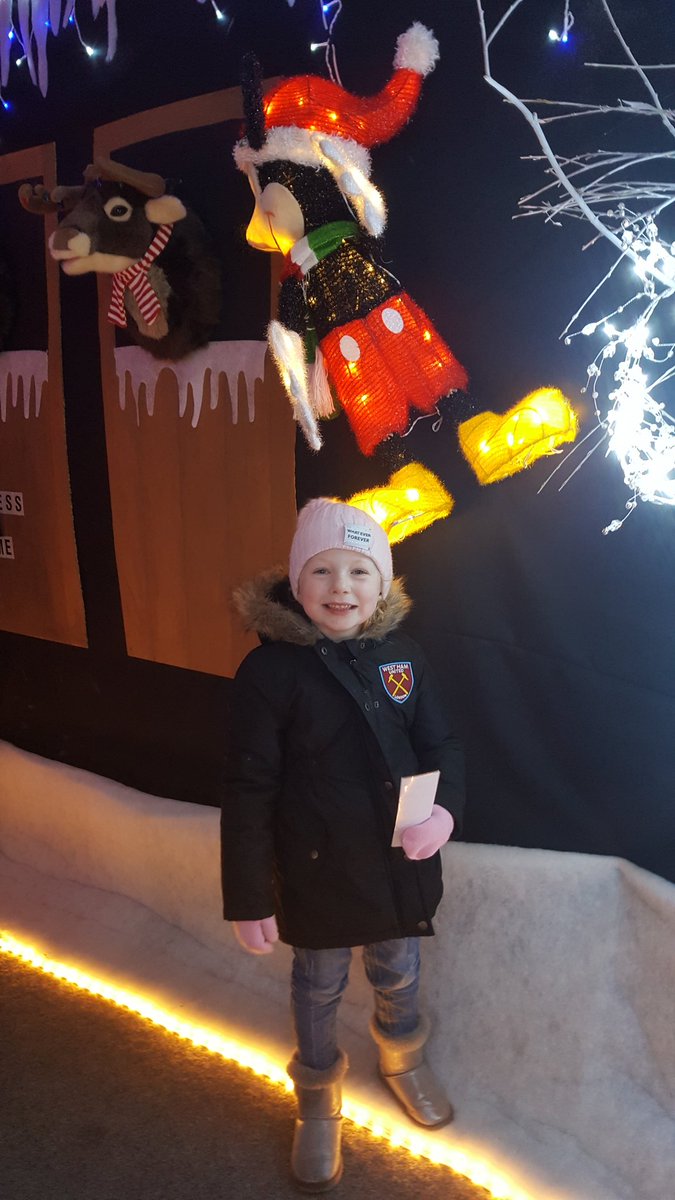 colmc35's tweet image. Quite possibly the cutest little girl in the world on her way to see the big man himself. I love my little Carly Mc x.