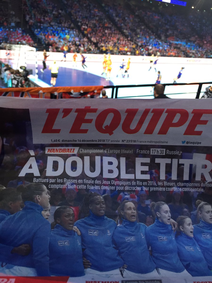 GalloisSylvie's tweet image. #handballisime #EHFEURO2018 en attendant 17 h on regarde la petite finale avec 2 autres magnifiques équipes dans un Bercy presque plein déjà ! Qu’est ce que ça va être à 17 h30 . D’ici là savourons les 6 pages de @lequipe sur cette superbe compétition