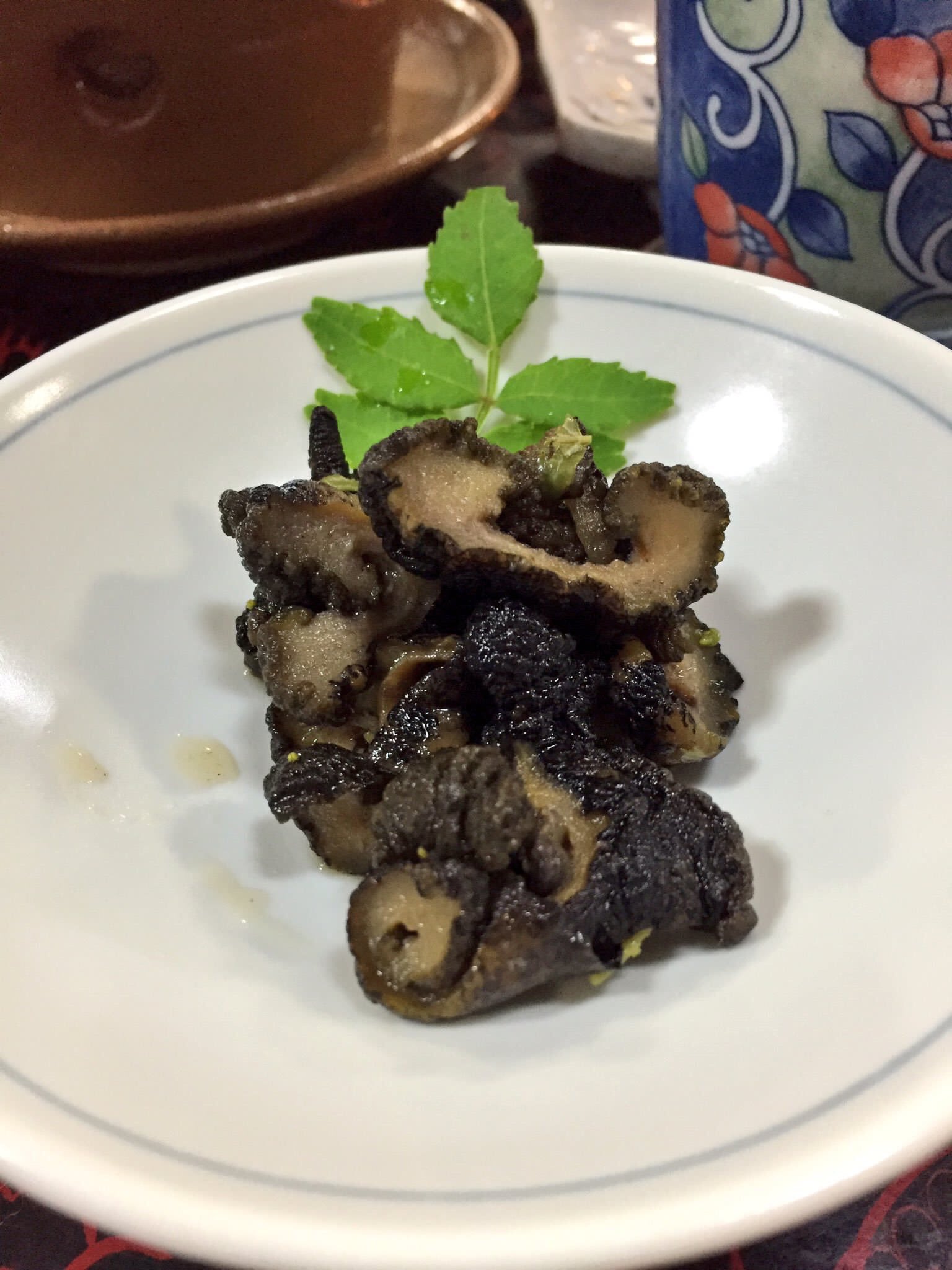 まつじ 島根県の隠岐の島ではアメフラシを食べられる 普通アメフラシは毒を持っており 食べられないが 隠岐の島は毒の原因となる海藻やウイルスのない特殊な海域なので食べられる 甘辛く煮られたアメフラシは柔らかい 宿の人は アメフラシを食べた