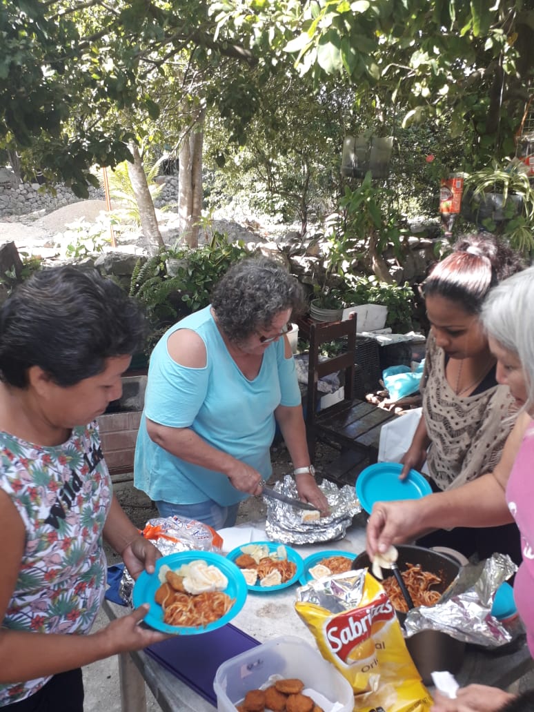 Ayer se hizo una pasada en el comedor MANA CAIDO DEL CIELO , donde el Ing.carlos pimentel y otra familia amigos de ellos , se encargaron de llenar de felicidad a los niños , con piñatas , comida , regalos , pastel y dulceros navideños de recuerdo , infinitamente agradecida.