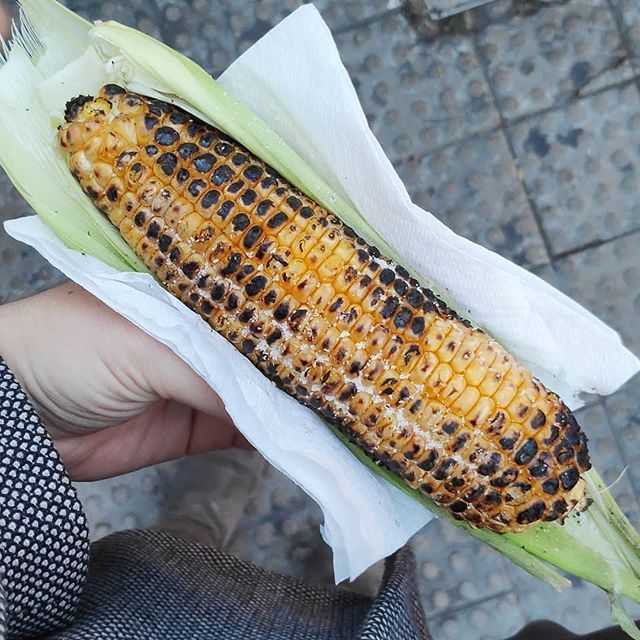 Simplemente_Bea's tweet photo. Otro recuerdo de mi infancia es este. Me encantaba cuando mis padres nos compraban una mazorca de maíz 🌽
.
Hoy nos hemos tenido que quedar en casa porque la mitad de la familia estamos pachuchas 👩👧
.
.
.
#simplementemicocina #mazorcademaíz #🌽 #pachuc… https://t.co/2wbxSp1nZ4 https://t.co/NSjhF9ZoLe