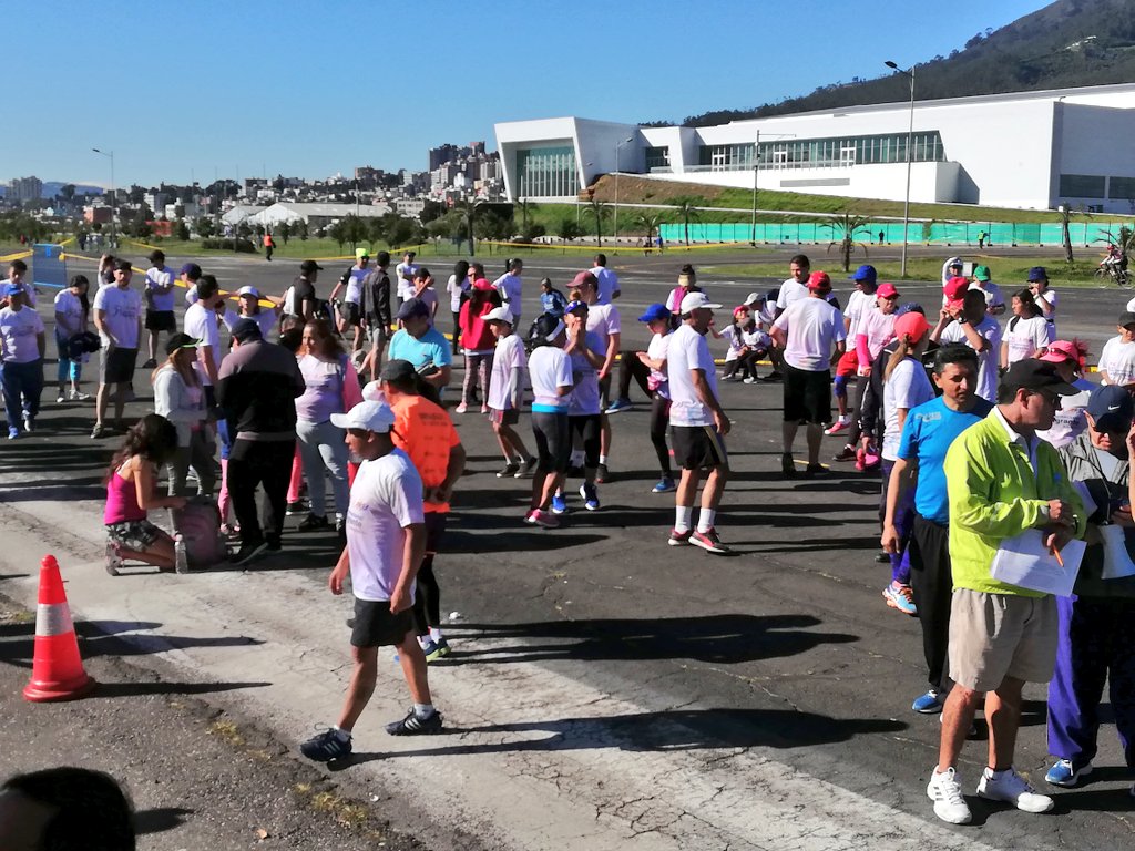 CancilleriaEc's tweet photo. Ciudadanía se alista para participar en la #CarreraMigranteEc 5K en conmemoración del #DíaDelMigrante. Estamos en el parque Bicentenario. ¡Te esperamos! https://t.co/YM59zYtKAb