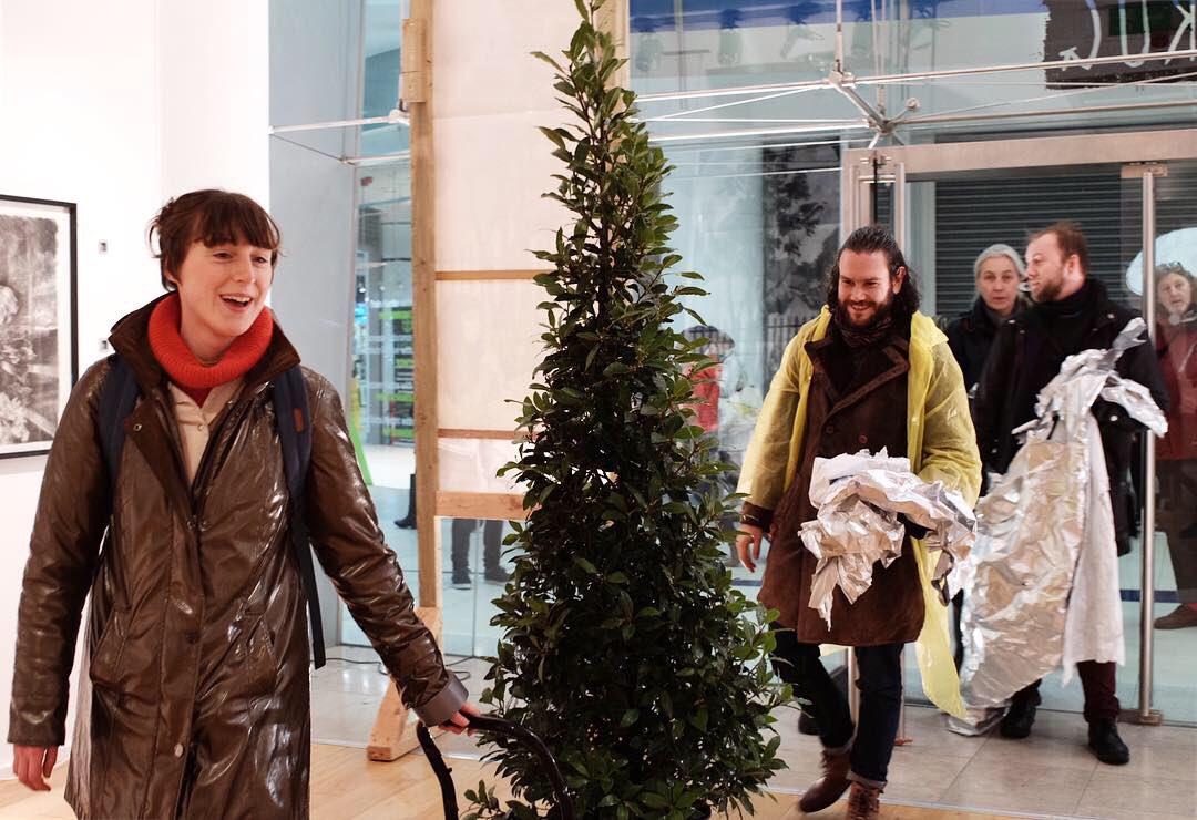 RugArtCelfRyg's tweet image. A heartfelt thanks to the mighty @su11space crew for RUG’s Christmas tree🎄 

They paraded from @chaptergallery , to @AmgueddfaCymru + @g39cardiff in THAT storm, with ritual, singing +secret instructions at each venue before getting to us.

#performanceart #art #celf #cardiff