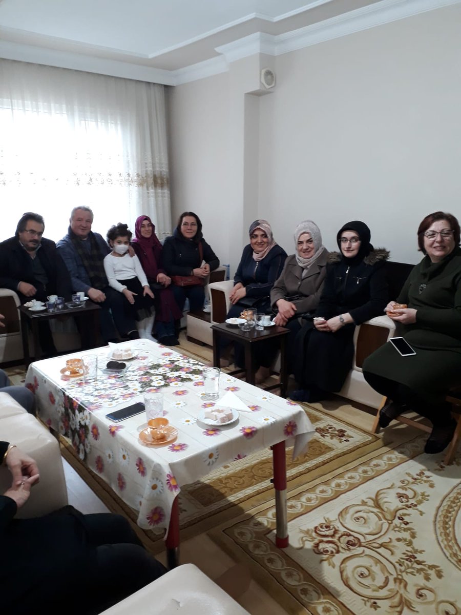 Lösemi Tedavisi gören  Aylin kardeşimizi Taşdelen mahalle yönetimi olarak ziyaret ederek geçmiş olsun dileğinde bulunduk.