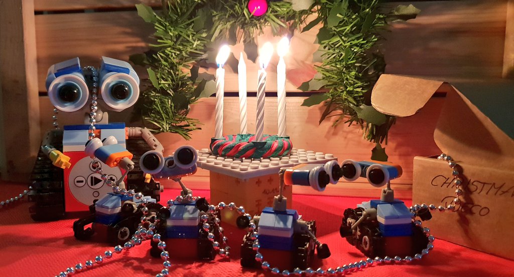 Ich wünsche euch allen einen schönen dritten Advent.  Have a happy third advent. #DritterAdvent #Christmas #ChristmasIsComing #thirdadvent #SeasonsGreetings #weihnachtsdeko #familienzeit #qualitytime #HappySunday #Christmas2018 #Robotics #myfirstrobot #tinkerbots #mint #STEM