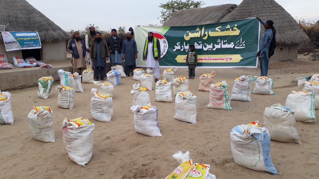 M_SalmanShahid's tweet photo. فلاح انسانیت فاونڈیشن پاکپتن کی جانب سے تھرپارکر کے قحط زدگان میں خشک راشن تقسیم کیا جا رہا ہے۔
#Tharparkar  #FIFRelief https://t.co/ibMvYfOMyk