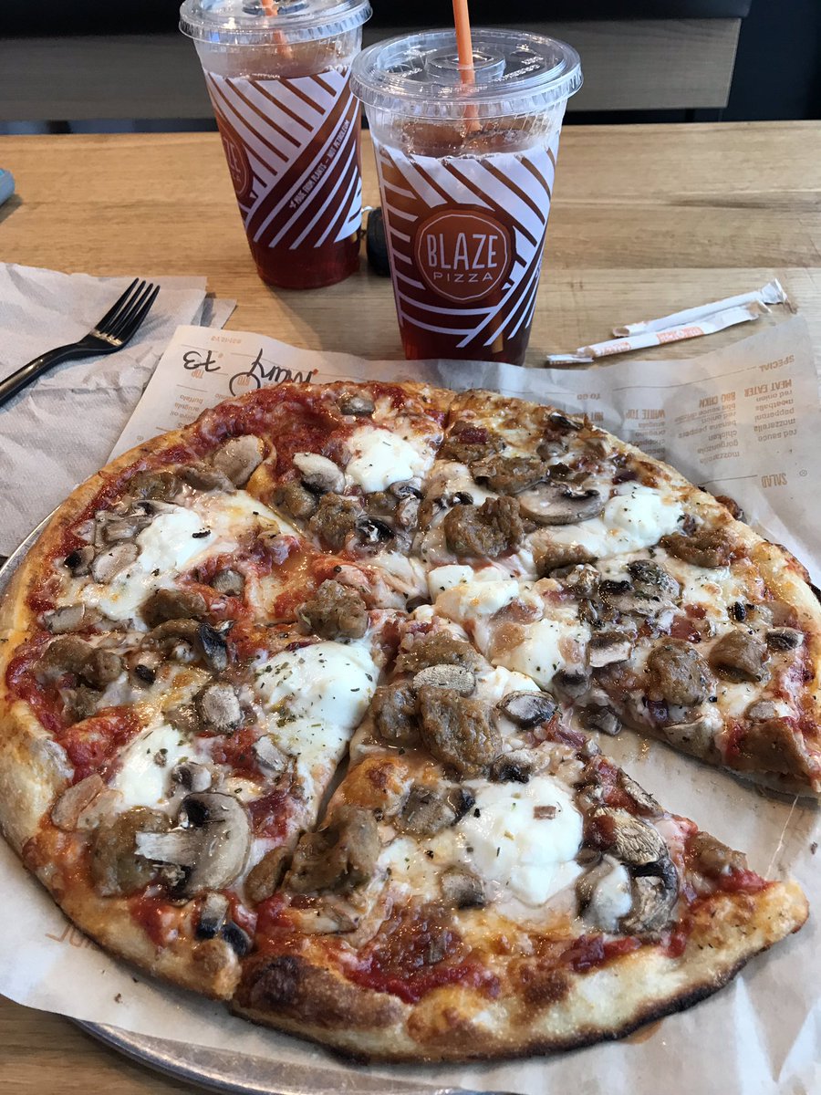 mmurphy0230's tweet photo. Yep this just happened!! Best pizza around. ❤️ my Blaze Pizza @BlazePizza https://t.co/ApYst07iFK