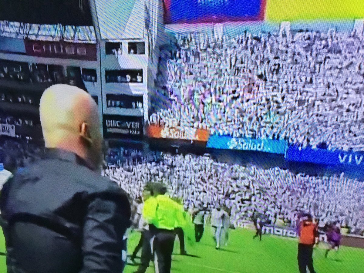 Nestor_Aguilera's tweet photo. Gran parte del mérito de Liga es por este señor: #PabloRepetto. Ahí está su premio: Una hinchada que aplaude a @LDU_Oficial por el campeonato. https://t.co/5YUH9ofwQj
