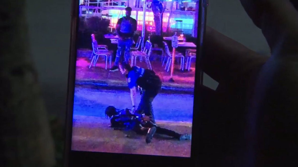 New York man shot in Miami Beach after attacking woman, police say bit.ly/2US2ths https://t.co/2iA7ctQxYu