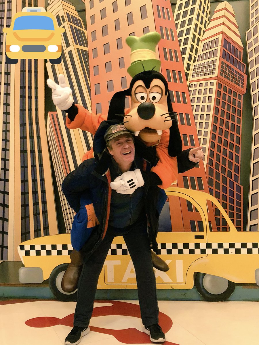 Sta je op een taxi te wachten, springt mijn goede vriend Goof op mijn rug. Was goed hem weer te zien. Ff weekendje bijgepraat. Waar een weekend Parijs niet goed voor is! #goofy #DisneylandParis #micky90 #GTST