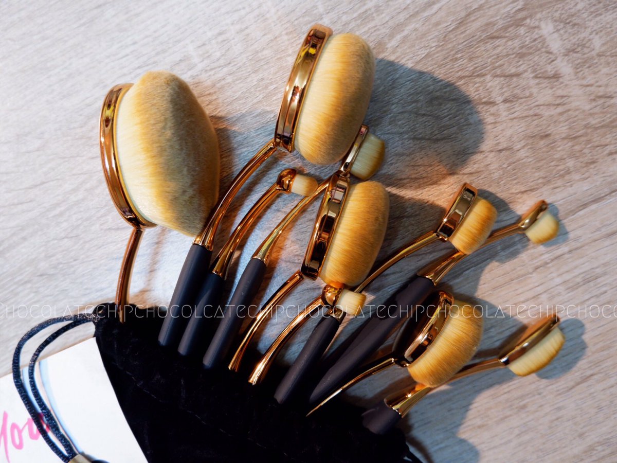 pearryaim's tweet photo. 💓Amour oval brush set💓
#ส่งรีวิวมาให้ชมค่ะ งานดีมาก ขนนุ่มและแน่น ด้ามสามารถงอได้ด้ามน้ำหนักมือเวลาลงครีมบรัชที่หน้า สปริงตัวได้ดีเลย ท่านไหนจองไว้ไม่ผิดหวังเลยค่ะ #ไว้รีวิวห้ามขายของโว้ยยย #แปรงแต่งหน้า #howtobeauty #ovalbrush https://t.co/ej1kSbEvfg