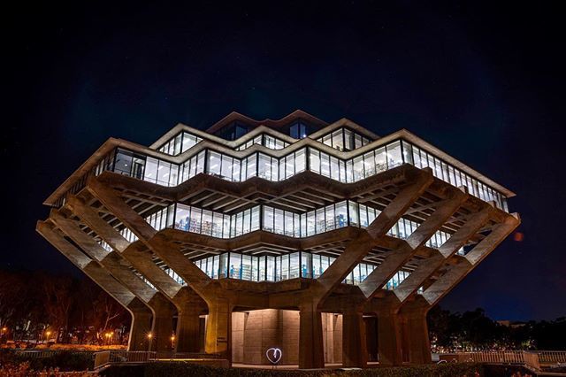 mr_kwu's tweet image. Library or Spaceship? 💙
#GeiselLibrary #UCSD
.
.
.
.
.
#visualambassadors #bealpha #alphacollective #agameoftones #moodygrams #createexplore #discoverearth #lifeofadventure #wanderlust #highsnobiety #instagood #earthpix #architecture ift.tt/2SR2nF0
