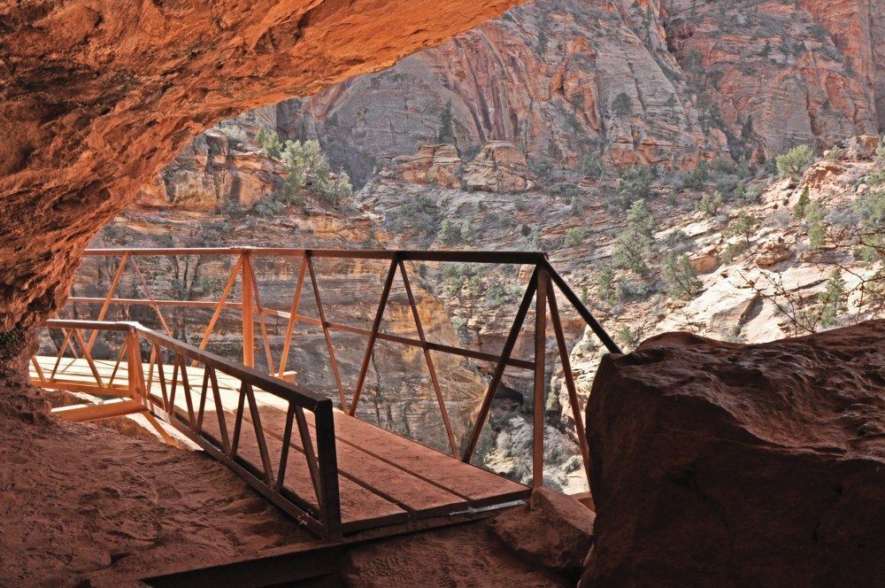mundoloretravel's tweet photo. The Zion National Park Canyon Overlook Trail. https://t.co/RKQES5xPZF #mundolore #sighteeing #nationalparks by Daniela via @mundoloretravel https://t.co/hsAtzqPq0q