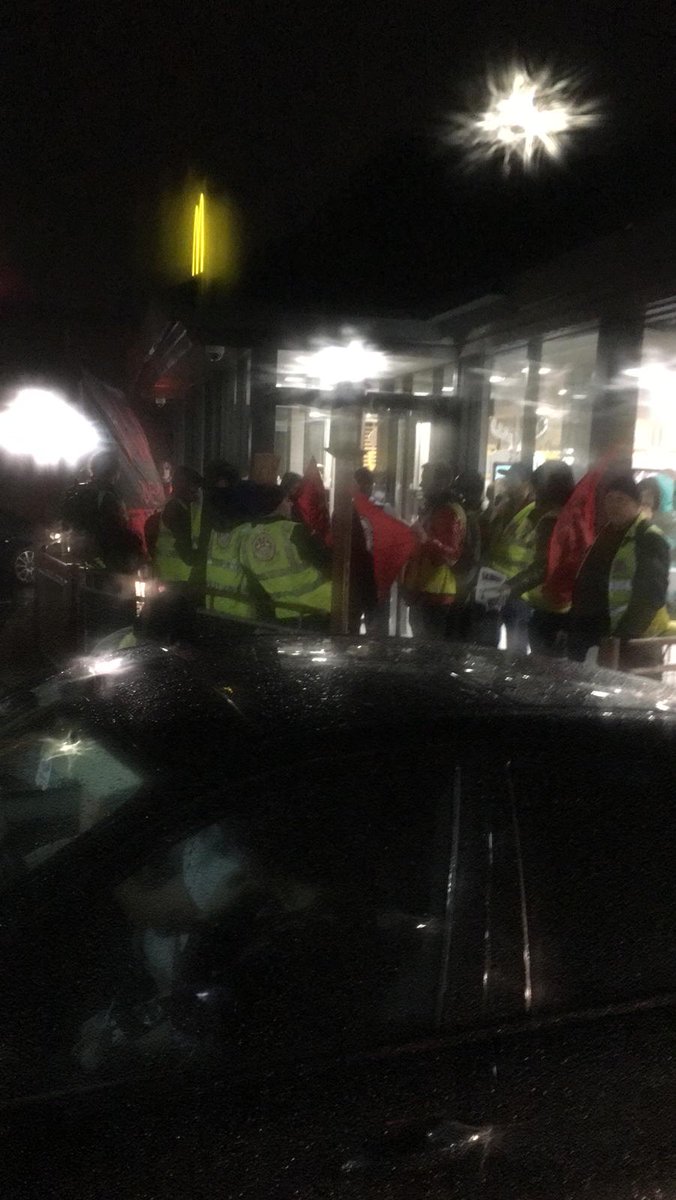 🎶#UberEats, you're not listening
In Hanworth, frost is glistening
We're up for a fight
Don't treat us like shite
Standing on a Wobbly picket line🎶

❤️🖤🎅❤️🖤 #solidarity