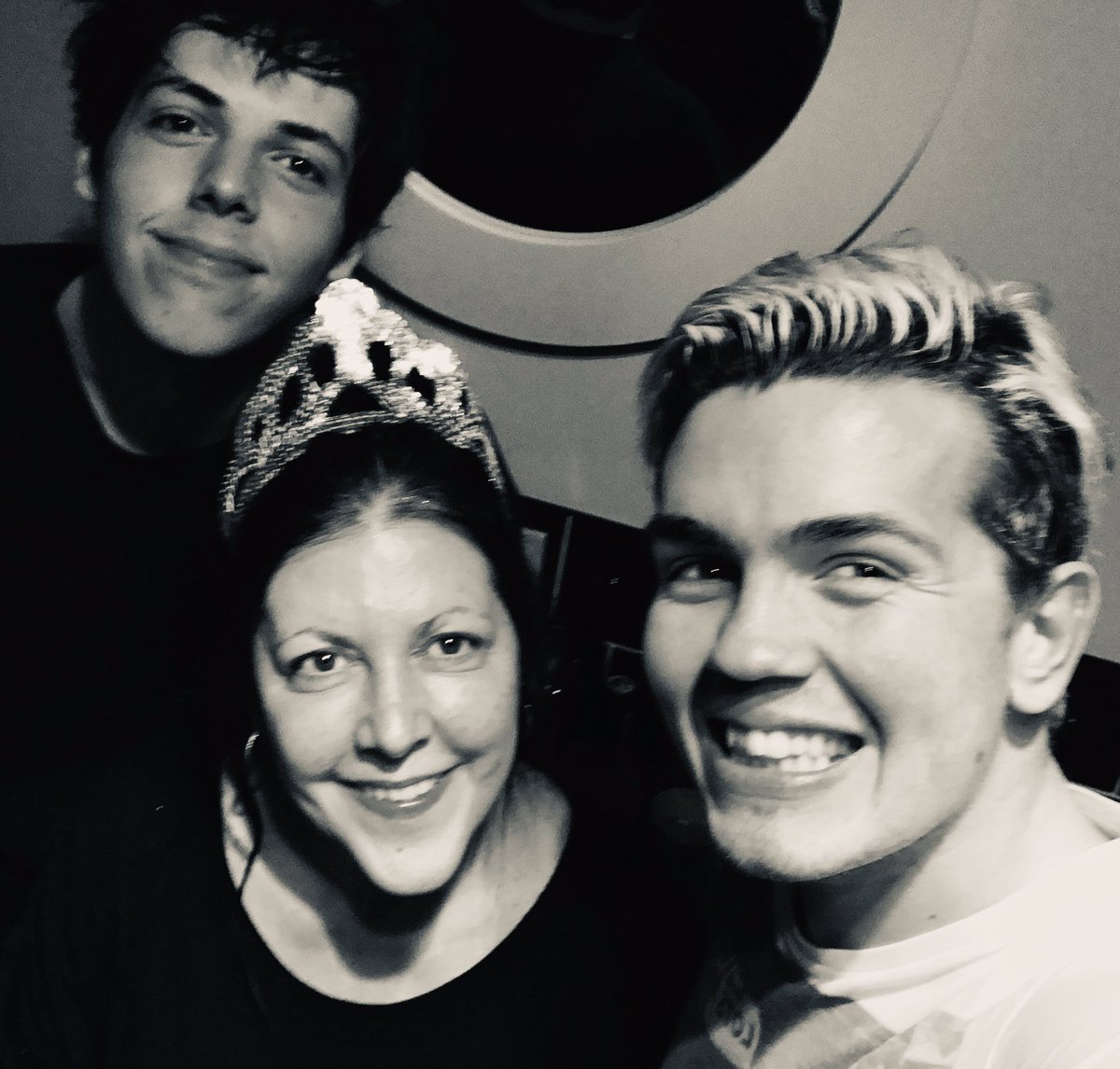 mxlesw's tweet photo. Family xmas times at the aunties house @Lubycat edited this as my photo wasn’t good enough :( that’s me fired next time around 😂🙈😂🙈💋💋🎄 https://t.co/sqsI5GkwKR