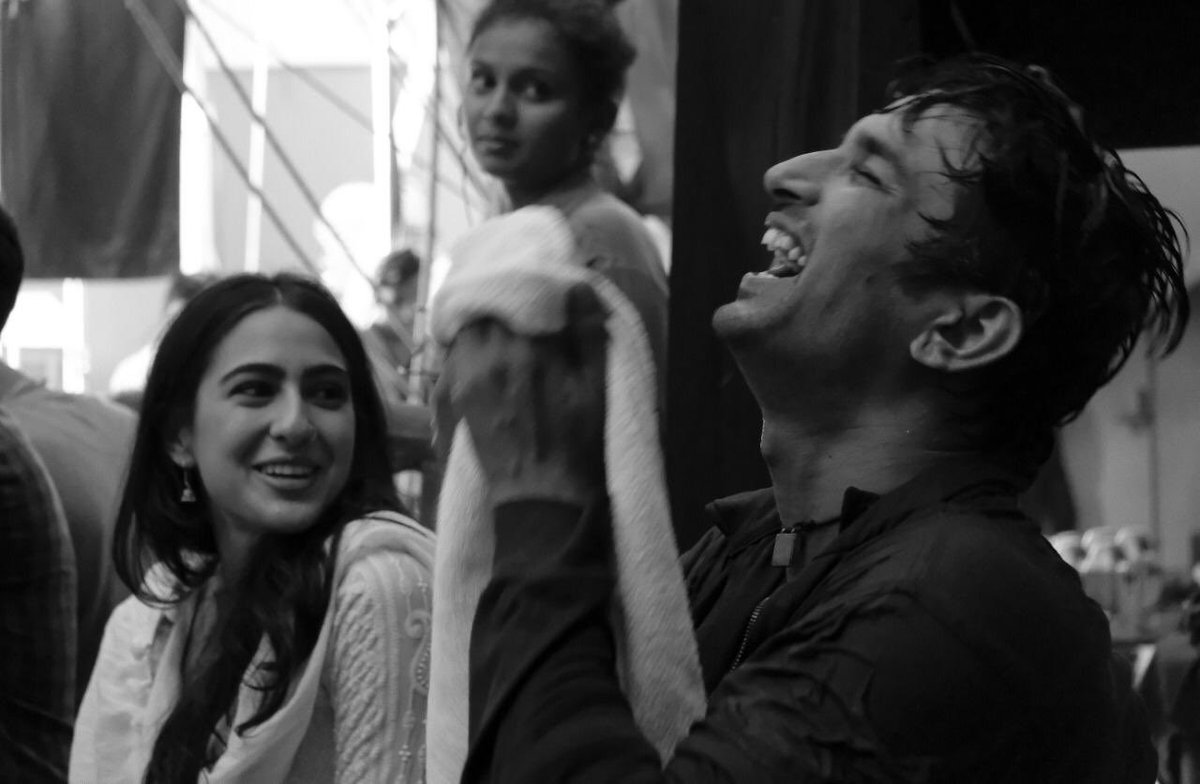 itsSSR's tweet photo. ढलती हुई शाम ने
बताया है की
दूर मंजिल पे रात है

मुझको तसल्ली है ये
के होने तलक रात
हम दोनों साथ है

संग चल रहे हैं
संग चल रहे हैं
धुप के किनारे
छाव की तरह.. काफ़िराना सा है
इश्क हैं या क्या है

मंसूर-मुक्कु , केदारनाथ #kedarnath 🔱❤️🙏💫🦋 https://t.co/yE8HHsg3Q5
