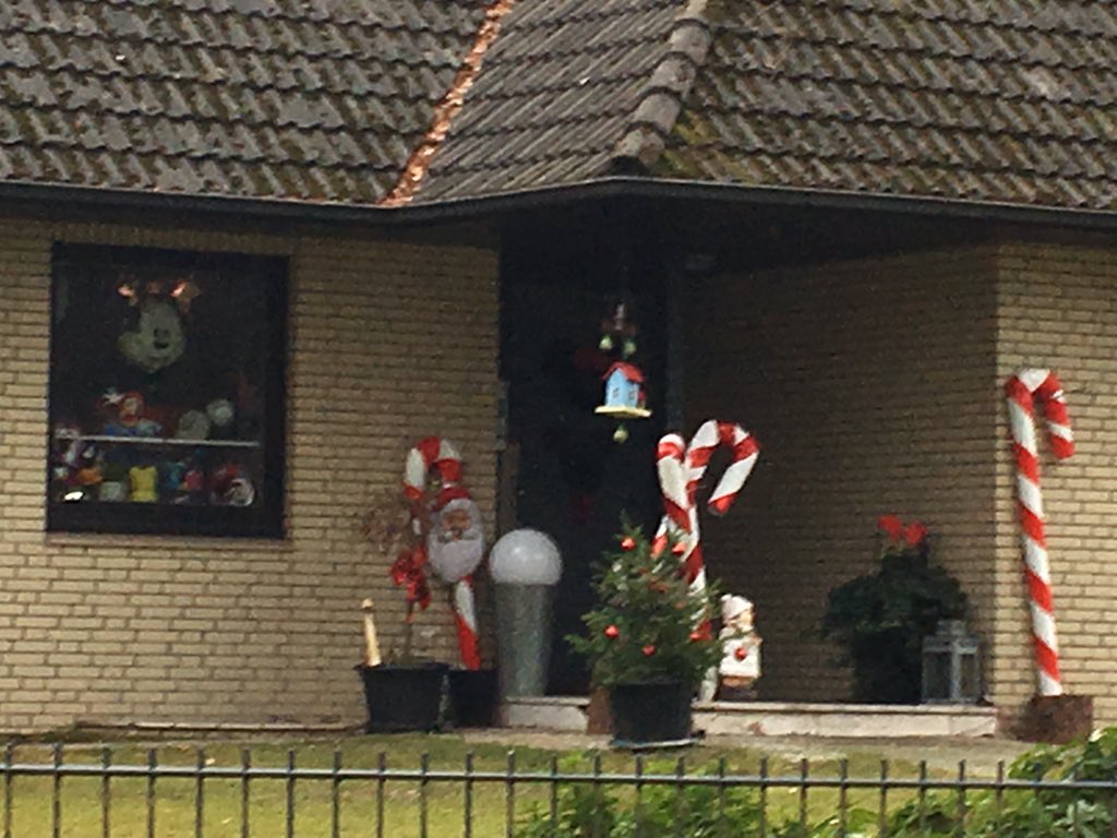 DieBegger's tweet photo. Meine Eltern haben beschlossen, bis auf weiteres nur noch zur anderen Seite aus dem Fenster zu gucken.
#Nachbarnfromhell
#PapahatAugenbluten https://t.co/1LvQf0YKMW
