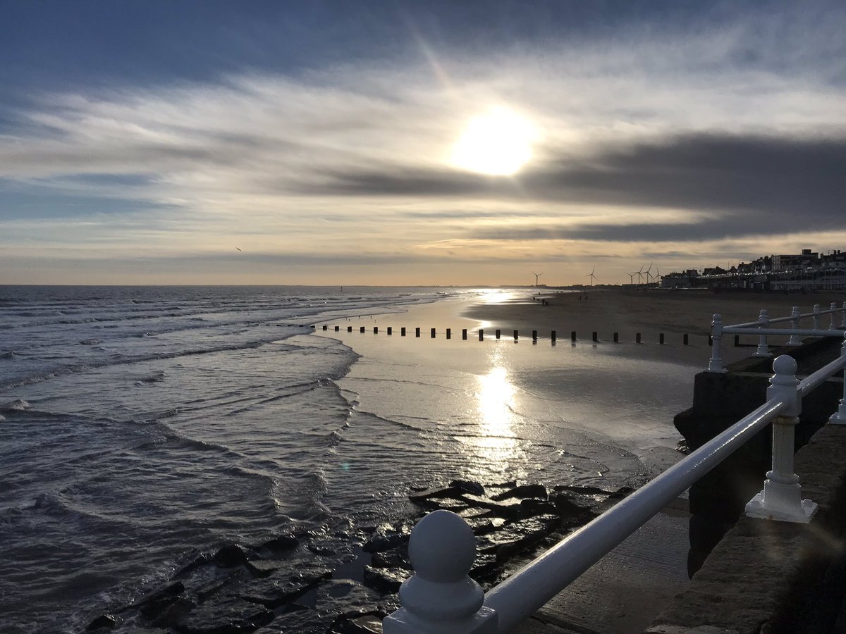 Poshpinkellie's tweet photo. @Hudsonweather Had a fab walk along #Bridlington prom this afternoon! Superb views! #loveYorkshire #GetFit4Life #allchilledoutforChristmas https://t.co/Y8IblSHPlO
