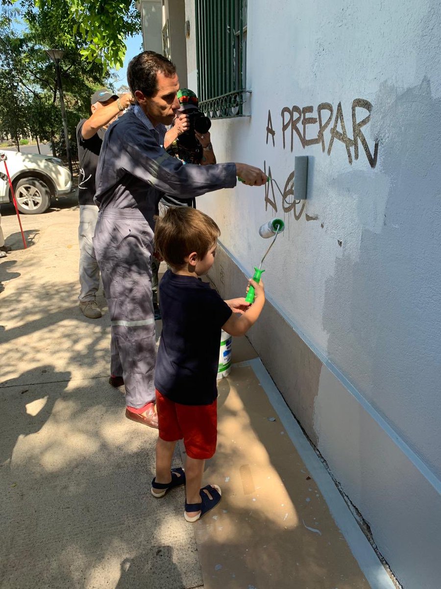 AlessandriFelip's tweet photo. Un #Stgo libre de rayados depende de cada uno de nosotros. Debemos tener conciencia del cuidado de la ciudad y de nuestro patrimonio. Por eso, predicamos c el ejemplo y participamos en familia de la #Pintaton donde nos pusimos el overol y repitamos la fachada del INBA https://t.co/9p6HB1BWGD