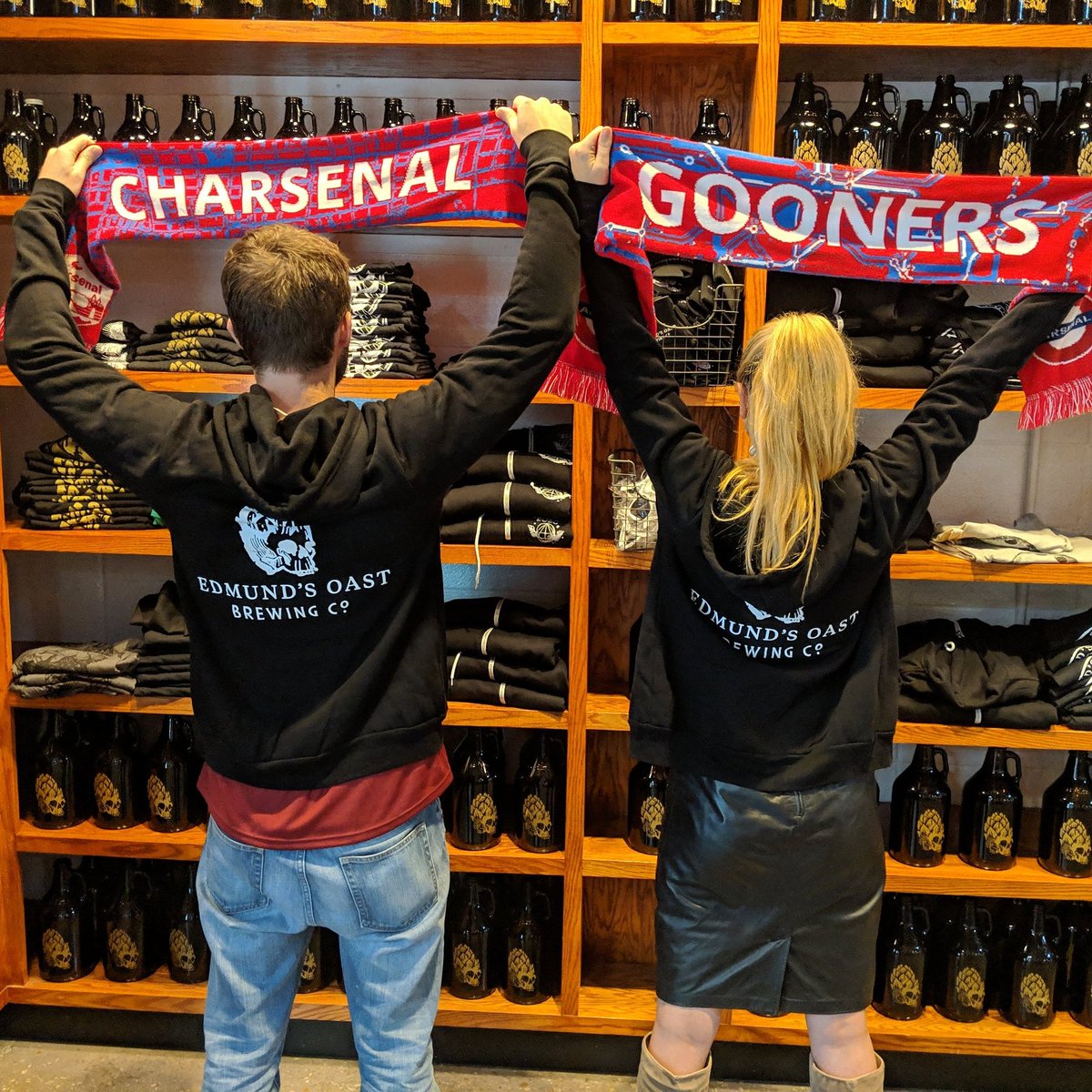 eobrewingco's tweet photo. Great group for the @Arsenal game this morning. The @charsenalgooner are a dedicated bunch with great taste in apparel!
#premierleague #arsenalgunners #sundayfunday #bothtypesoffootball #breweriesofcharleston #gunners #charsenal #charsenalgooners #soccerlovers https://t.co/rTtBHcvjCg
