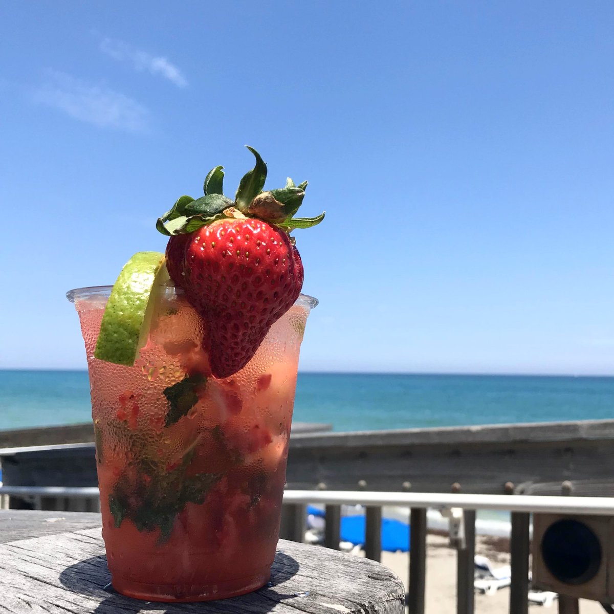 Beach days in December? We'll drink to that! #OnlyAtJBR https://t.co/l3bnLRaCal