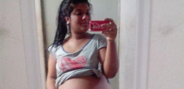 UOL's tweet photo. "Por um erro médico, perdi o útero e entrei na menopausa aos 19 anos" https://t.co/CIbvtHAA51 https://t.co/KQh0FAEZKX