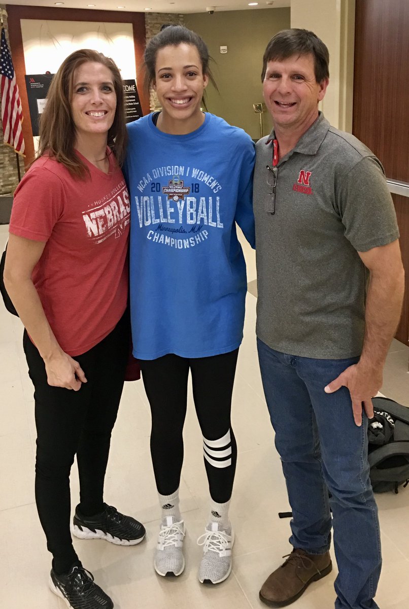 tximg's tweet image. A special picture following last night’s #NCAAVB National Championship. #ImageALUM, Capri Davis and our 18 ASICS Black coaches, Janine &amp;amp; Warren Smith, whose daughter is a Senior DS for Nebraska, took time together for this great photo! Thank you all! #ImageFAMILY