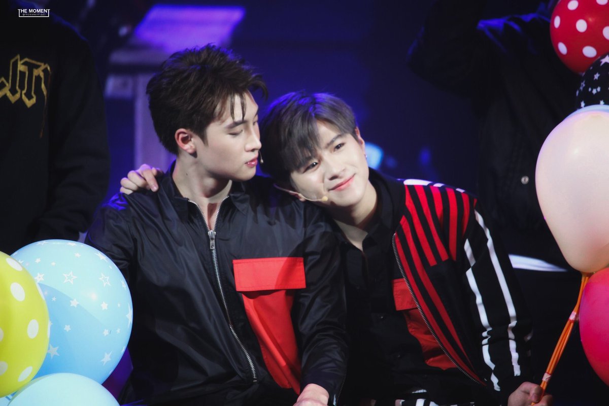 es_error's tweet image. เชื่อว่าจะมีคนรักมีน💙💚แปลน มากขึ้นๆทุกวัน ขอให้น่ารักแบบนี้ตลอดไปน๊าาา 🤟🏻🤟🏻 ขออนุญาตเจ้าของภาพนะคะ#belove #MeanPhiravich  #2with #2018LOVEBYCHANCEFANMEETINGINBANGKOK