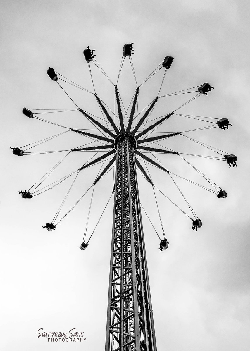 ShotsBug's tweet photo. I love #Edinburgh at #Christmas time #Skyflyer #StreetOfLight @edinspotlight @StormHour @PicPublic @PicBallot @edinburgh https://t.co/meeOmQud5i