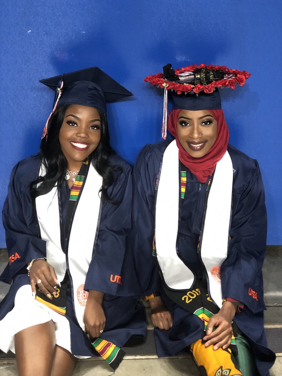 UTSAGetInvolved's tweet photo. ‘Runners are ready to walk the stage! T-minus 30 minutes 🎓👩🏻‍🎓👨🏻‍🎓 
#UTSA #UTSA22 #UTSA18 #UTSAGRAD18 https://t.co/a42WqL0h5F