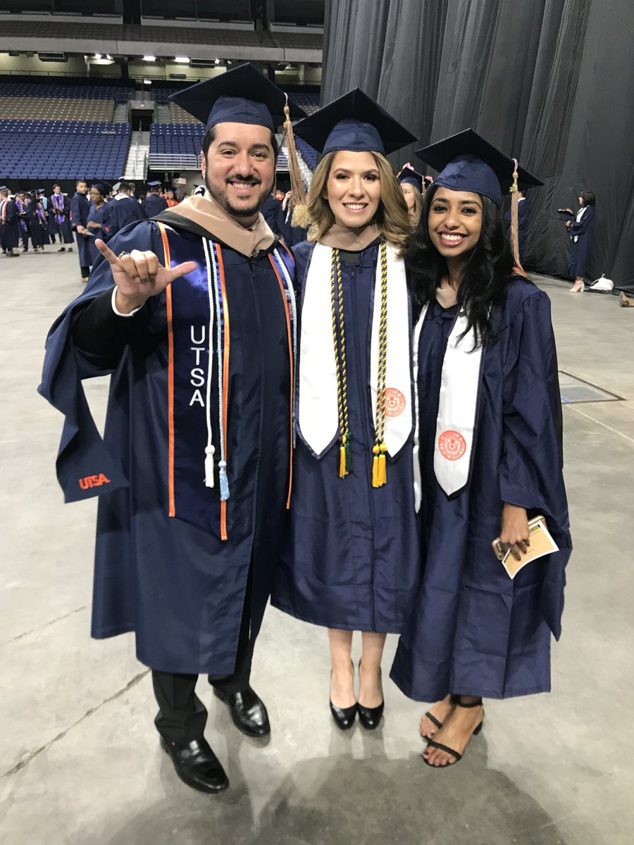 UTSAGetInvolved's tweet image. 🎓 Check out these smiling ‘Runners almost ready to walk the stage! 🎓#utsagrad18 #utsa #birdsup