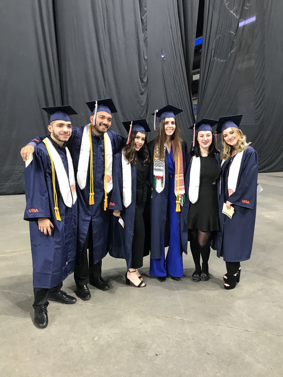 UTSAGetInvolved's tweet image. 🎓 Check out these smiling ‘Runners almost ready to walk the stage! 🎓#utsagrad18 #utsa #birdsup