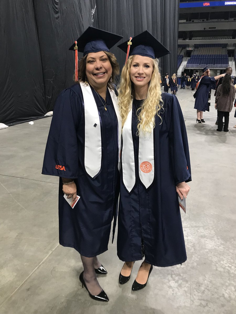 UTSAGetInvolved's tweet image. 🎓 Check out these smiling ‘Runners almost ready to walk the stage! 🎓#utsagrad18 #utsa #birdsup