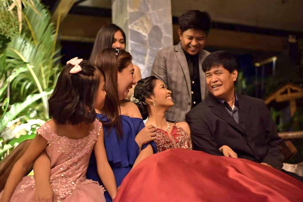 realMOND27's tweet photo. "Kunwari Masaya pose" 😂😂 #PamilyaCortez 😂 https://t.co/zjITpWznZH