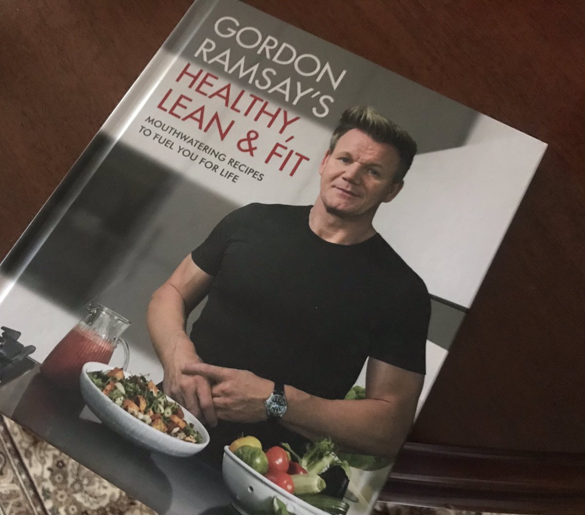 JimByersTravel's tweet photo. The Rogers countdown to Christmas continues with a great cookbook from legendary chef and Ignite TV spokesman Gordon Ramsay. Loved his resto in Vegas earlier this year. Thank you! #HolidaysWithRogers #Rogers #food #GordonRamsay #RogersPartner #IgniteEveryday https://t.co/99al1U5D4Z