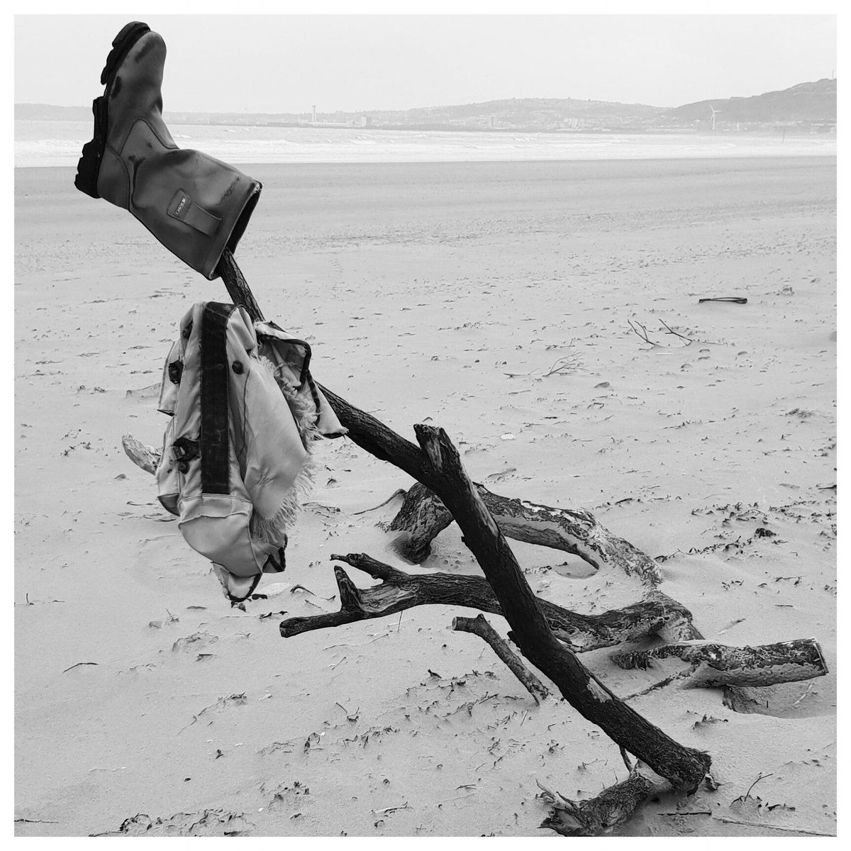 Sar4hpowell's tweet photo. Some things you see in life are just best left unanswered! #aberavonbeach #blackandwhite #boot #bag #lostboot #driftwood #lostbag #litter #onourbeach https://t.co/Jy42skwJxt