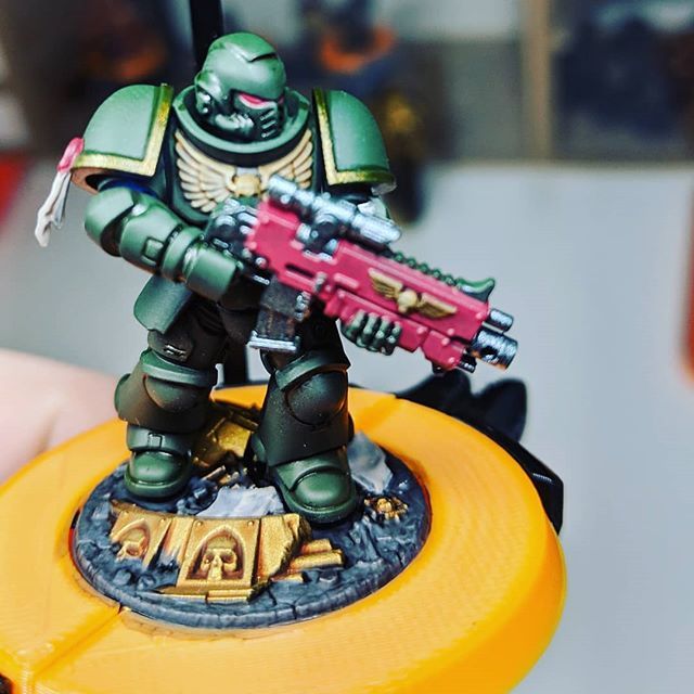 FauxHammerBlog's tweet photo. Live paint - finally got that red down, what colour is good for battle damage in dark green? #WarMongers #MiniPainting #PaintingWarhammer #Warhammer40k #Warhammer #FauxHammer #FauxHammerDotCom #FauxHammerBlog https://t.co/FatEStaBlt