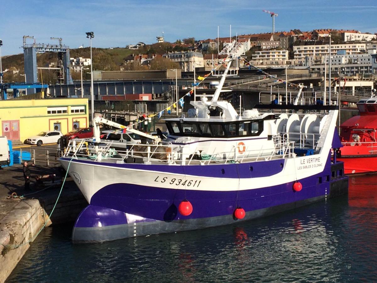 seatosea_56's tweet photo. Le chalutier Ăźle Vertime de lâ #ACAV une co rĂ©alisation @socarenamet #coprexma Ă bon port aux @lessables @sablemagazine @JdSables @_lemarin @MeretMarine @fnifeatures @OuestFrance85 @CNPMEM @OuestFrance29 @LeTelegramme @IPC_Concarneau @Gican_InduNav @Bpnaval https://t.co/fr46MpuvNg
