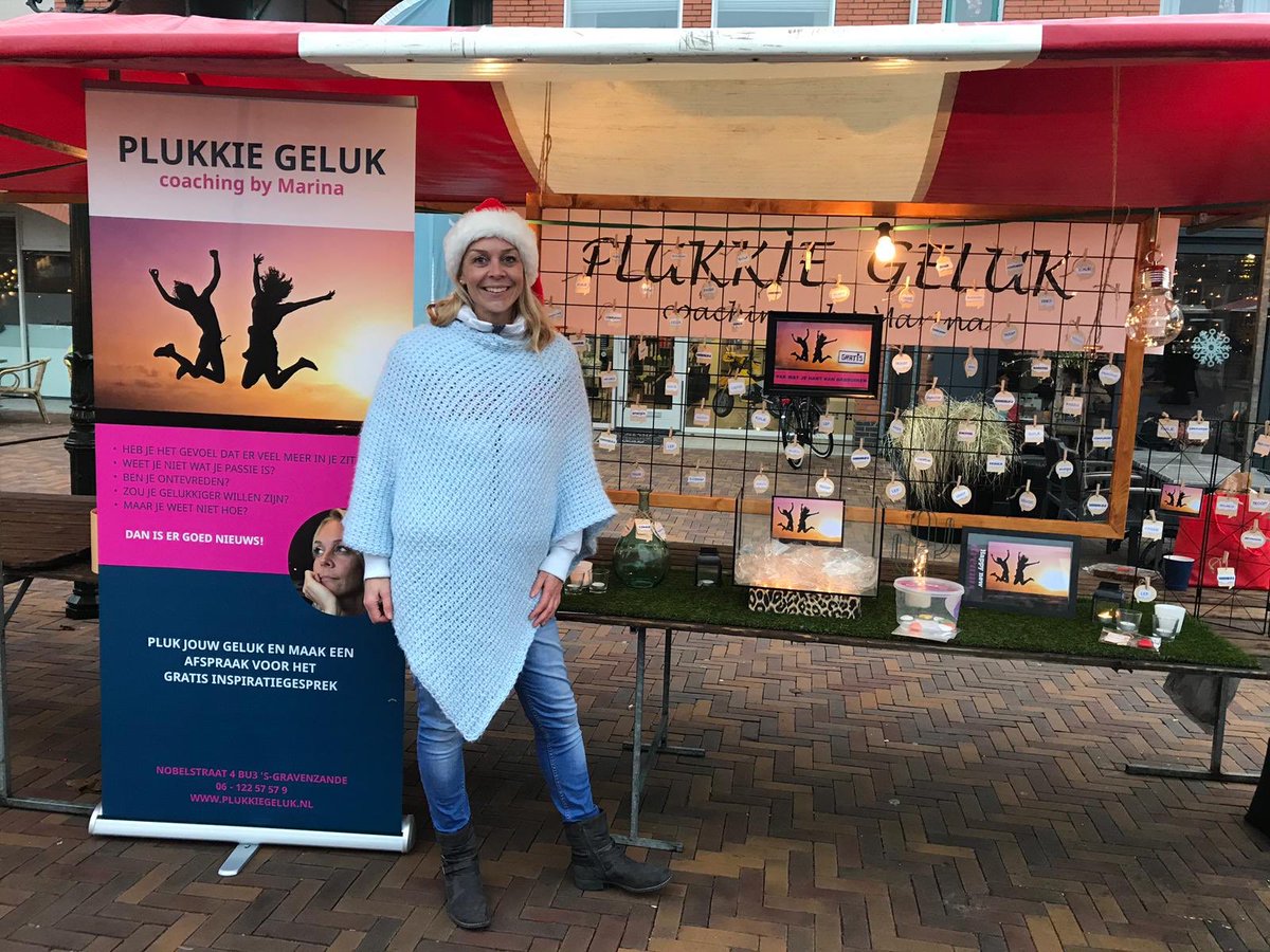Hoe stoer ben je als je een mooie baan opzegt en je droom werkelijkheid laat worden! Schoonzus Marina Zuiderwijk deed het en stond vandaag op de kerstmarkt <a href="/koopstadaanzee/">Centrum sGravenzande</a> <a href="/WestlandersNu/">Westlanders.nu</a> met haar coachpraktijk. Gun jezelf geluk en kijk op plukkiegeluk.nl #supertrots
