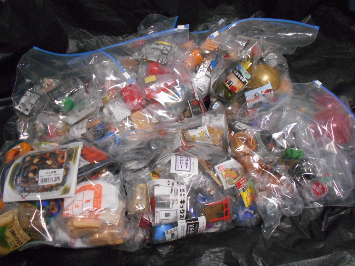 はに丸ちゃん 今年のガチャガチャ 今年のう ち に だいたい買って満足してそのままにしてたので 開封してジャンルごとに ジップロックに詰めてます エポックの誰得シリーズが好きですね ｪ ｂ 最近はポーチが増えていく 欲しいの出ない