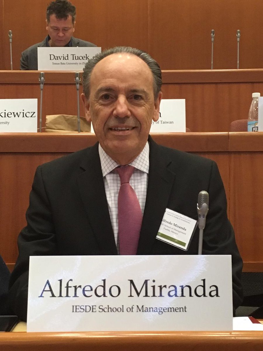 amiranda52's tweet photo. Esta semana pasada participamos nuevamente en el taller anual del Instituto de Competitivdad y Estrategia con @MichaelEPorter  #MOCNetwork en @HarvardHBS de parte del @IESDEPuebla aprendiendo siempre cosas nuevas en desarrollo económico, progreso social y sostenibilidad. https://t.co/1Z7W05d0Qk