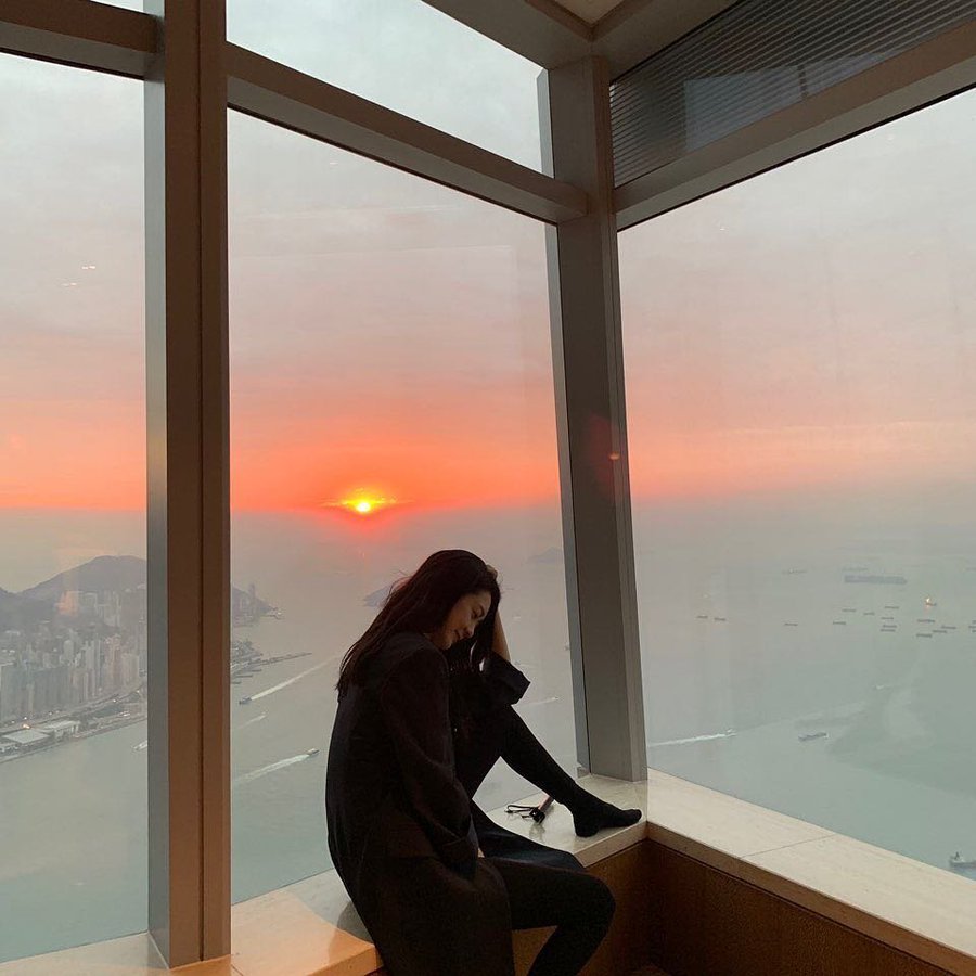 겨울은 언제나 다음에 찾아올 겨울을 기약하였다 영원한 작별은 불가능하거나 깊이를 알 수 없었다 죽어가고 있었다 구원은 도처에 있었으나 아무도 줍지 않았다

/그해 겨울, 유희경
