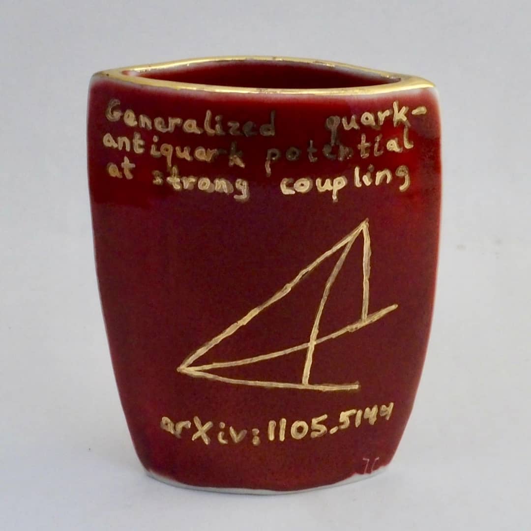NadavDrukker's tweet image. Cusp-30, porcelain with ox blood glaze and real gold lustre. 12x10x3cm. On show at @AshdownGallery. 
This side of the pot shows the #stringtheory calculation of a Wilson loop with a cusp, using the #adscft correspondence. All details can be found on the #arXiv
#scicomm @arxiv